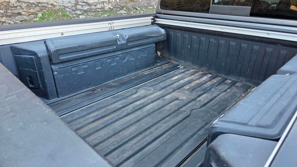 2017 Nissan Titan 4x4 Crew Cab SV - 22991827 - 55