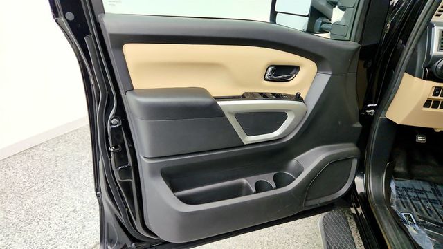 2017 Nissan Titan 4x4 Crew Cab SV w/ Comfort & Convenience Package - 23079712 - 9