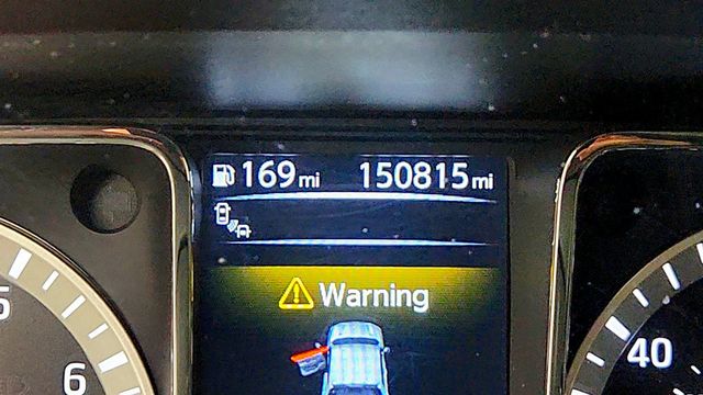 2017 Nissan Titan 4x4 Crew Cab SV w/ Comfort & Convenience Package - 23079712 - 14