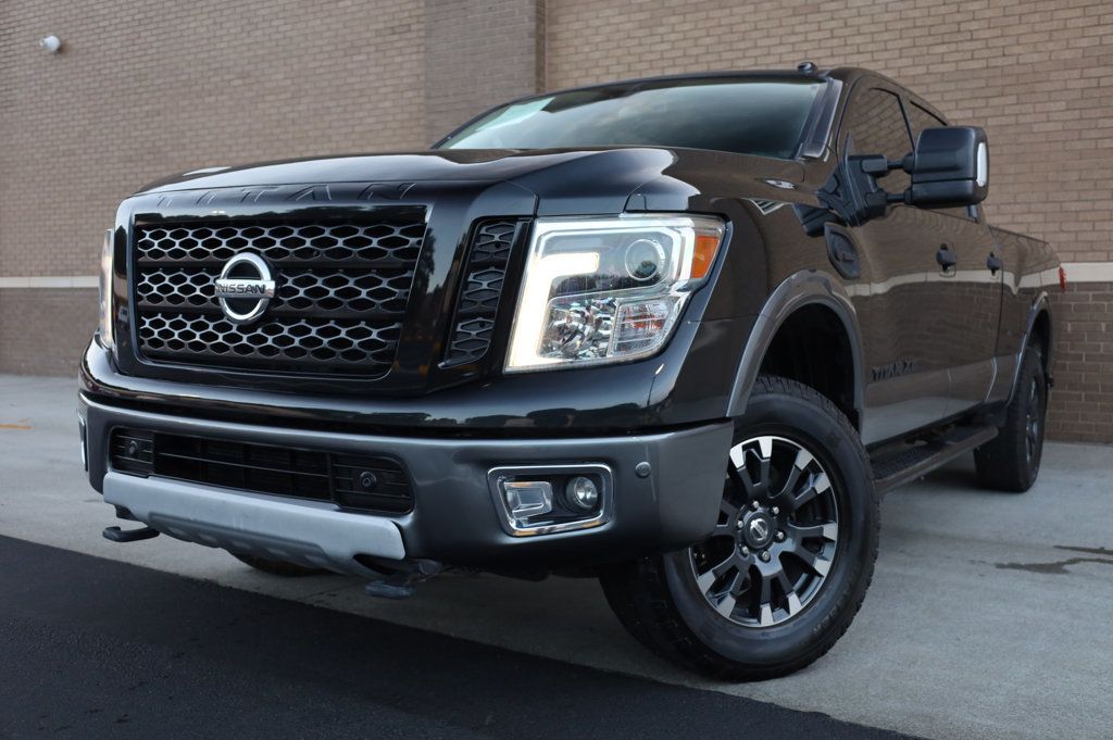 2017 Nissan Titan Crew Cab PRO-4X photo 2