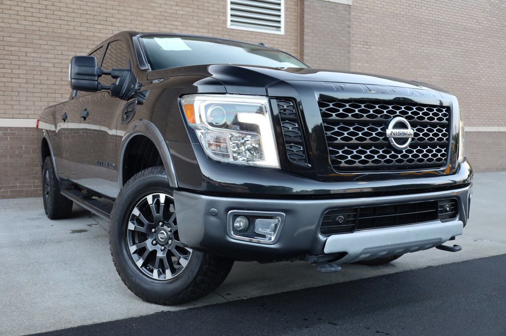 2017 Nissan Titan Crew Cab PRO-4X photo 4