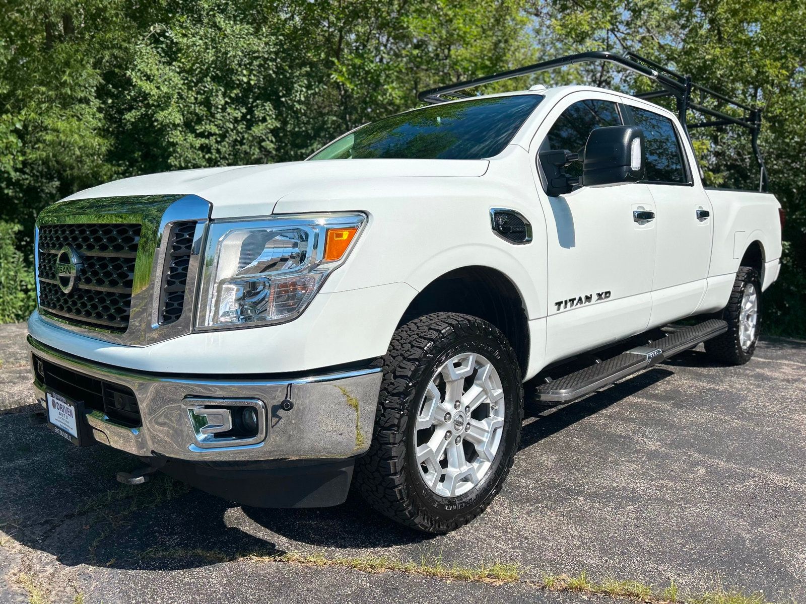 2017 Nissan Titan Crew Cab SV photo 2