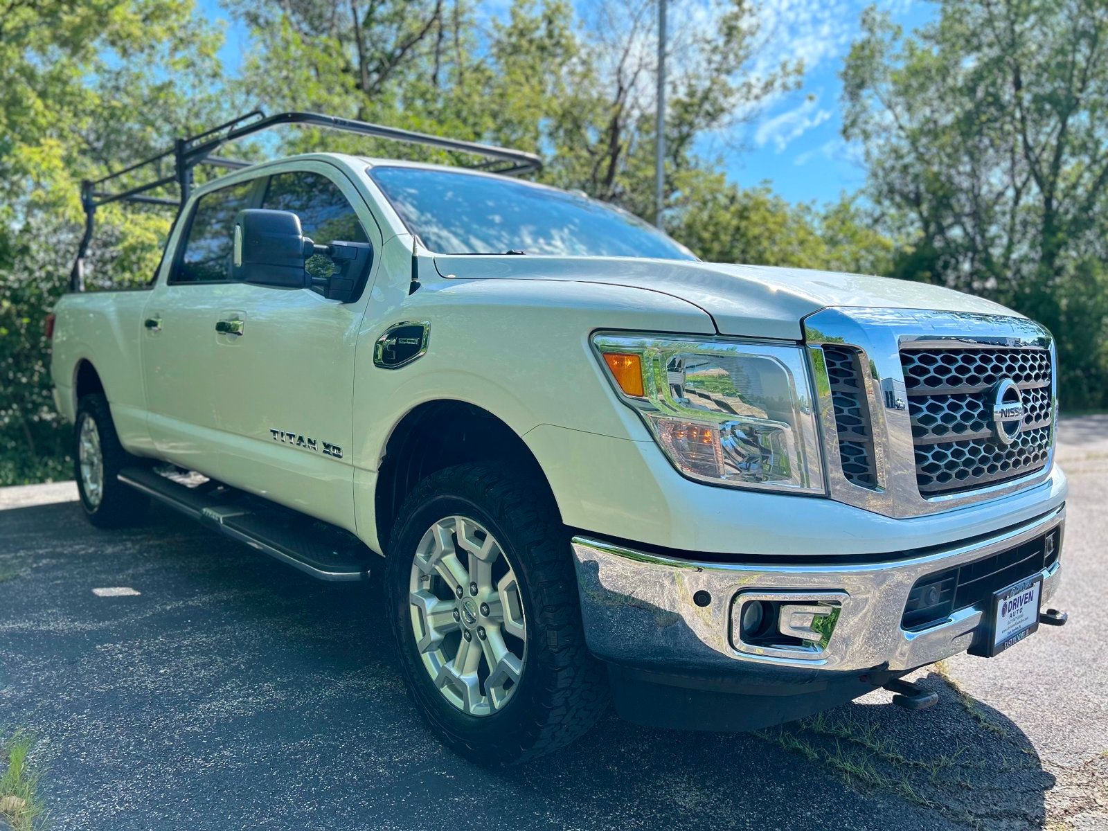 2017 Nissan Titan Crew Cab SV photo 3