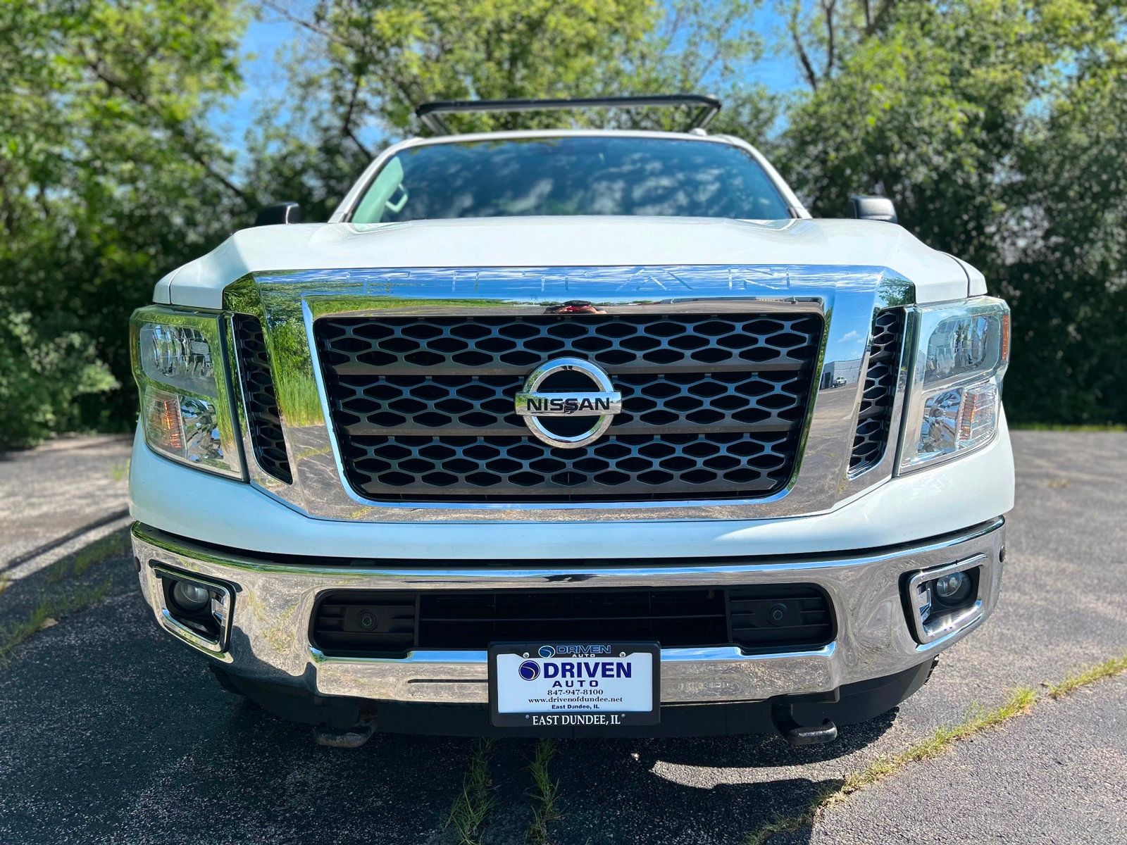2017 Nissan Titan Crew Cab SV photo 4