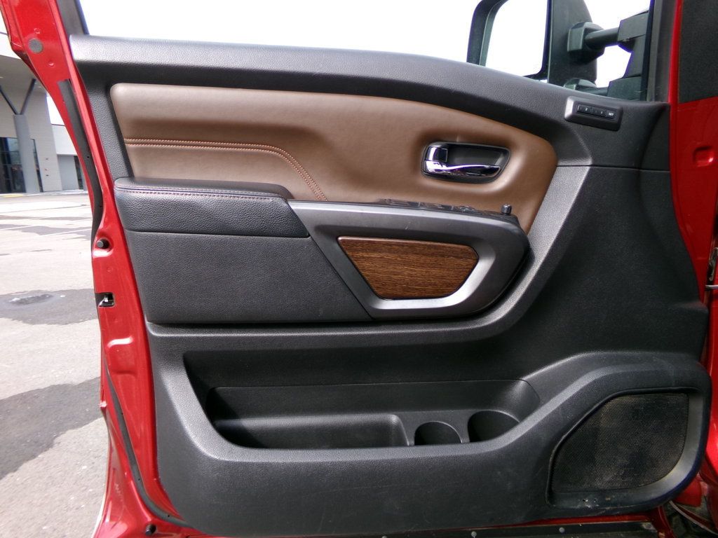 2017 Nissan Titan XD 4x4 Gas Crew Cab Platinum Reserve - 22973937 - 8