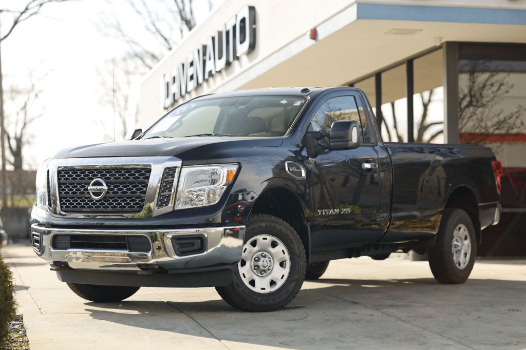 2017 Nissan Titan SV photo 3
