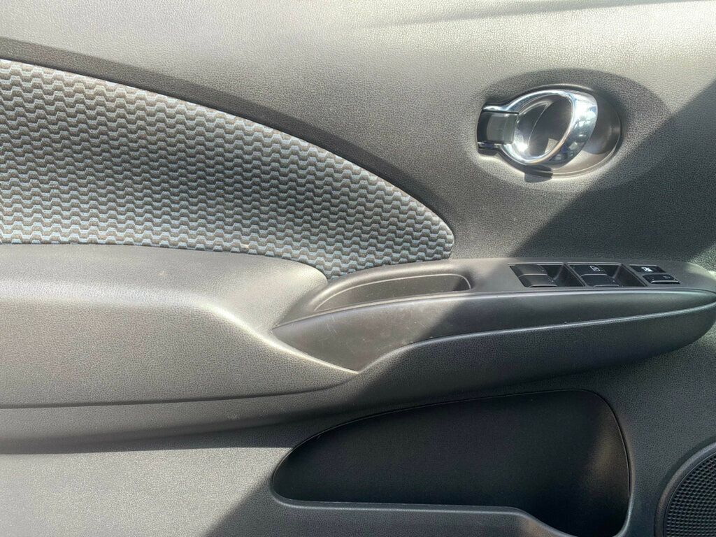 2017 Nissan Versa Note SV Sedan photo 4