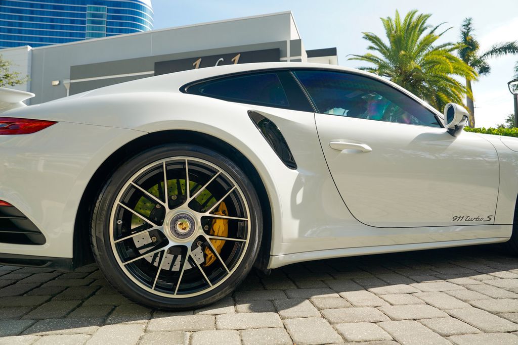 2017 Porsche 911 Turbo S Coupe - 23076160 - 29