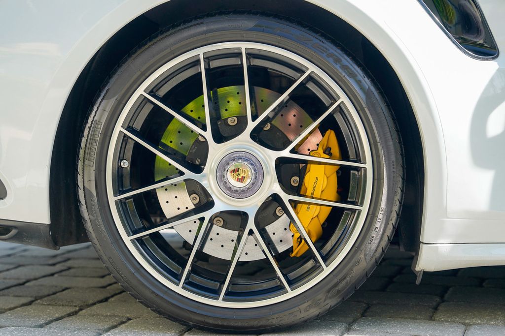 2017 Porsche 911 Turbo S Coupe - 23076160 - 32