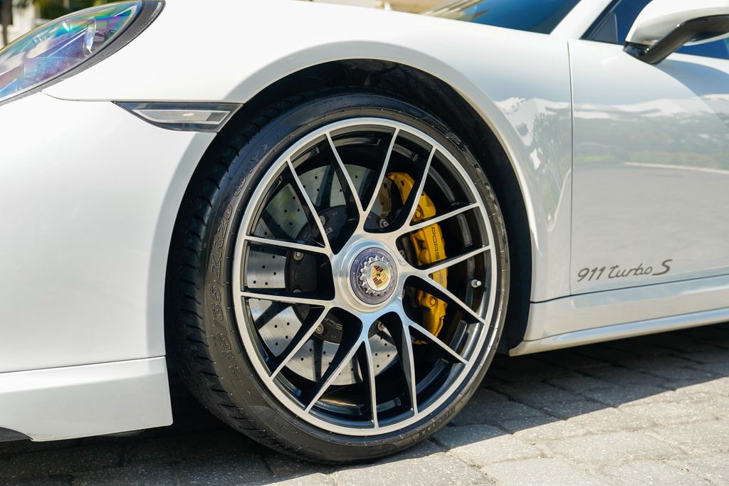 2017 Porsche 911 Turbo S Coupe - 23076160 - 40