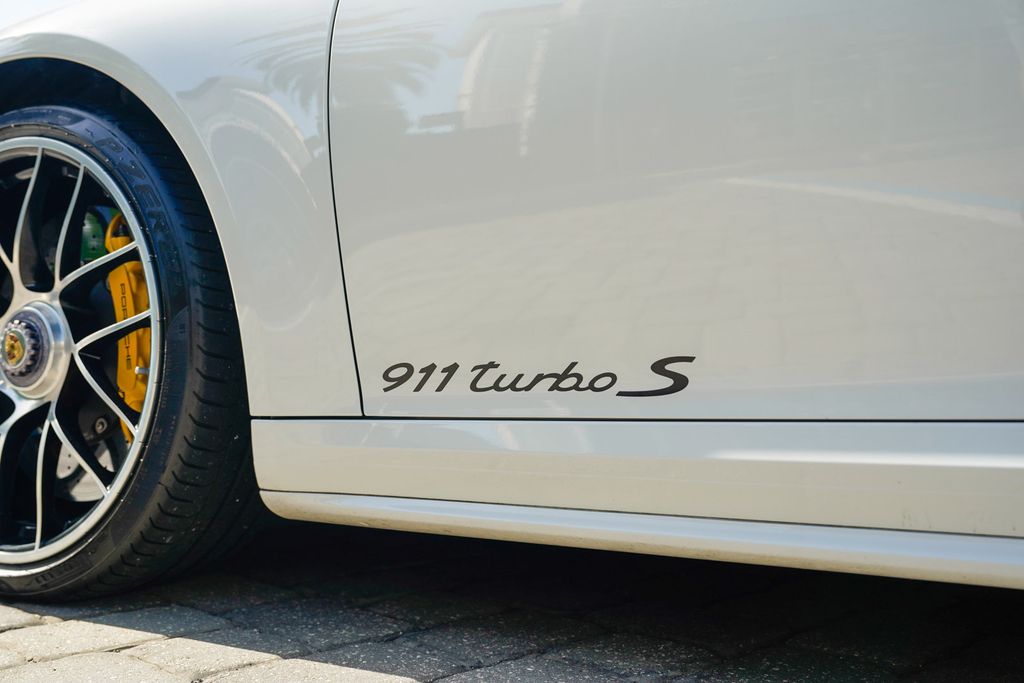 2017 Porsche 911 Turbo S Coupe - 23076160 - 44