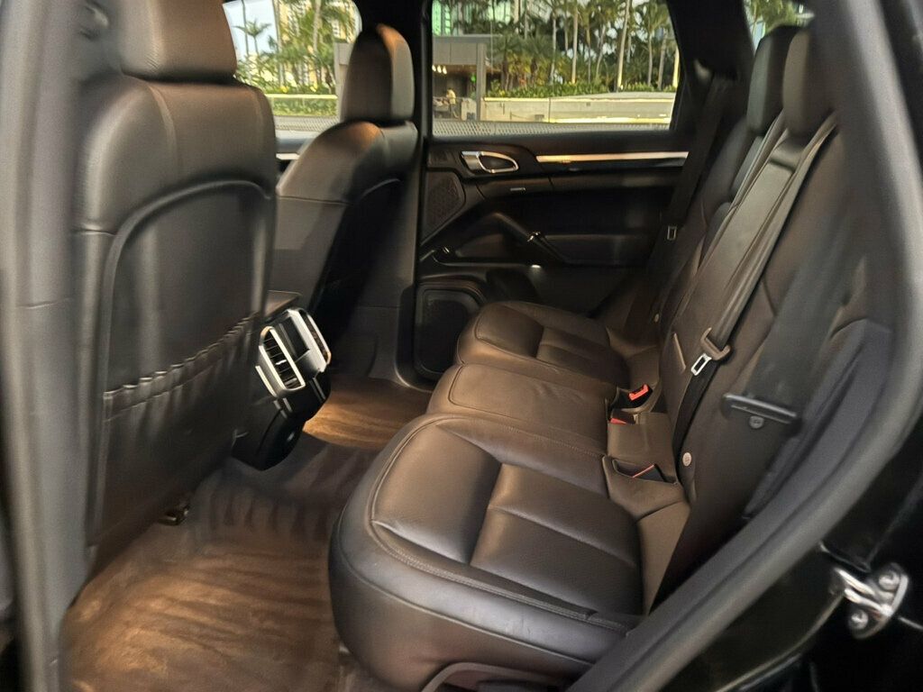 2017 Porsche Cayenne Cayenne Platinum, New tires, Just serviced - 23099390 - 18
