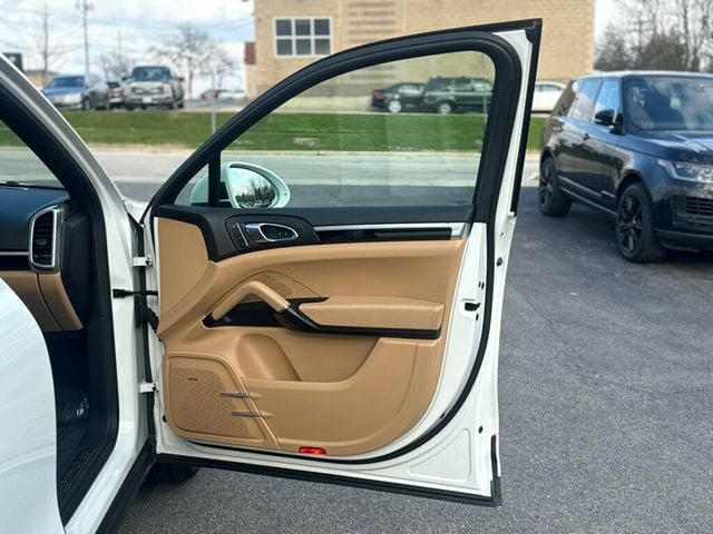 2017 Porsche Cayenne S AWD - 23005283 - 16