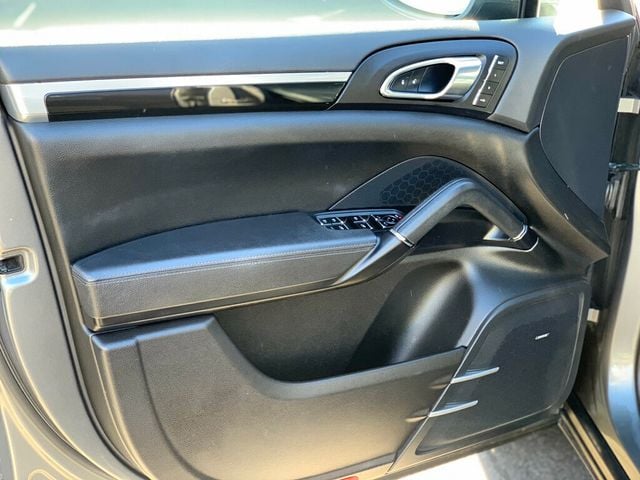 2017 Porsche Cayenne S AWD Low miles Pano Roof/Navi - 22962078 - 22