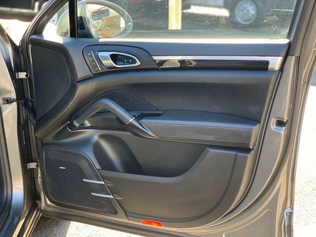 2017 Porsche Cayenne S AWD Low miles Pano Roof/Navi - 22962078 - 26