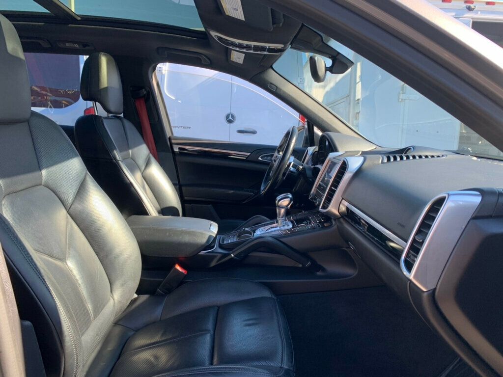 2017 Porsche Cayenne S AWD Low miles Pano Roof/Navi - 22962078 - 27