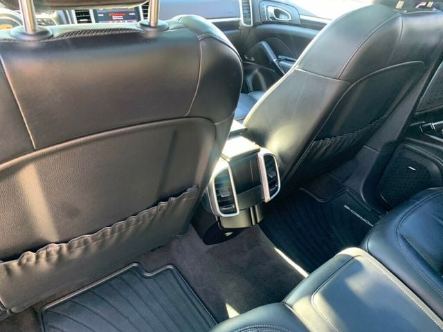 2017 Porsche Cayenne S AWD Low miles Pano Roof/Navi - 22962078 - 37