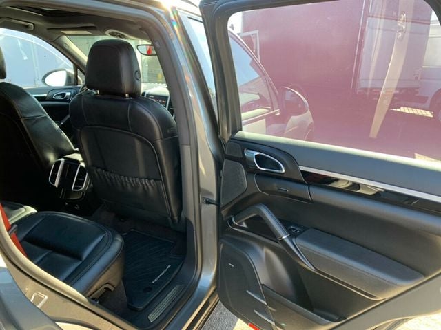 2017 Porsche Cayenne S AWD Low miles Pano Roof/Navi - 22962078 - 41
