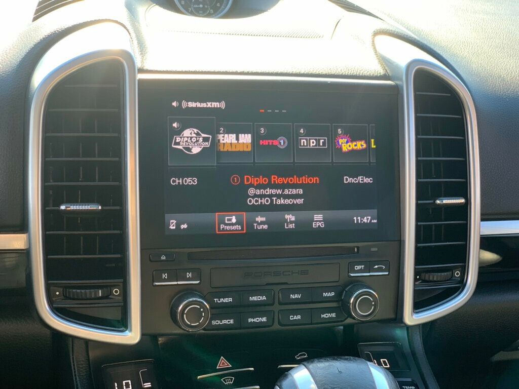 2017 Porsche Cayenne S AWD Low miles Pano Roof/Navi - 22962078 - 48