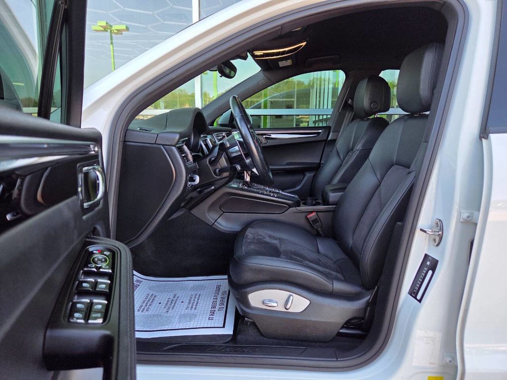 2017 Porsche Macan Base photo 11