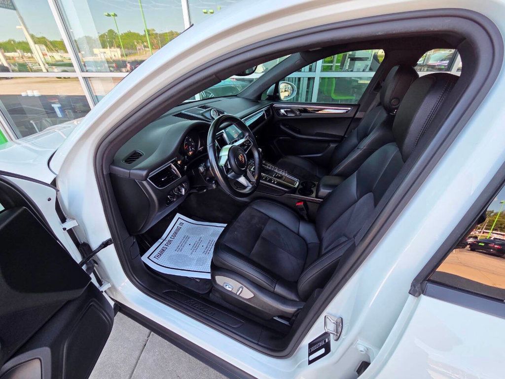 2017 Porsche Macan Base photo 19