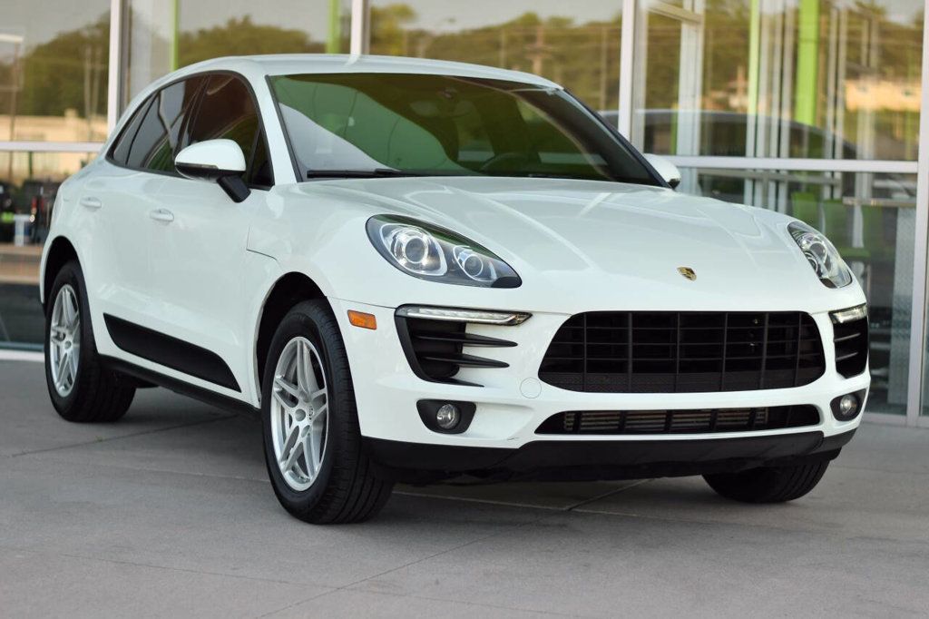 2017 Porsche Macan Base photo 2