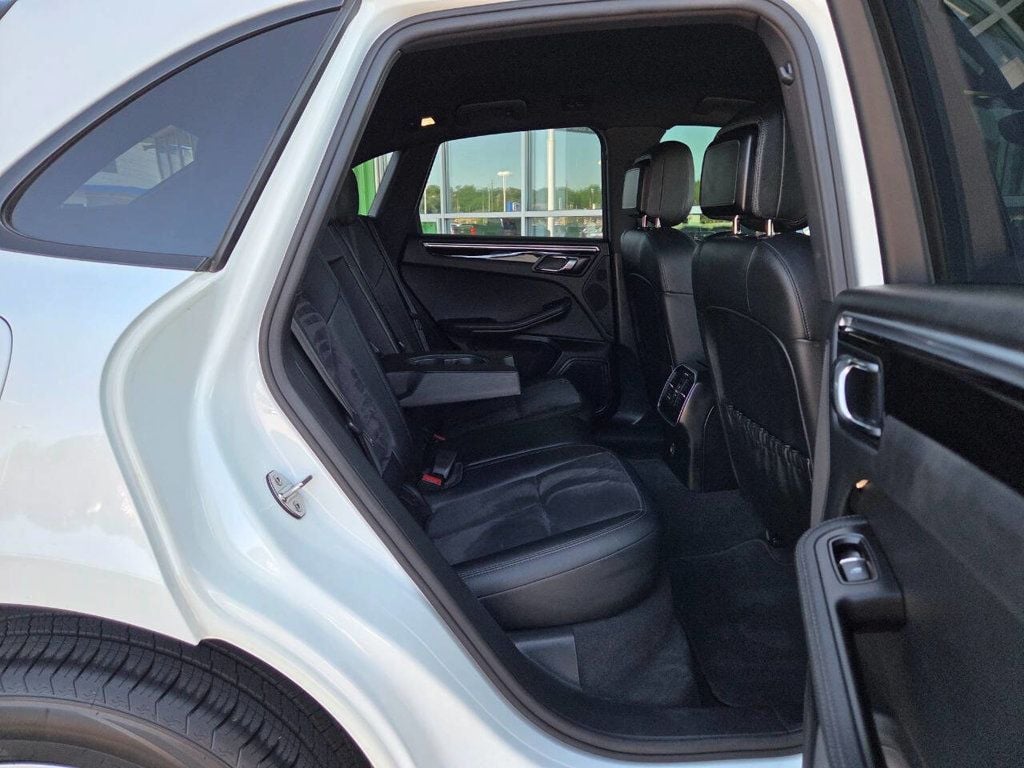 2017 Porsche Macan Base photo 21
