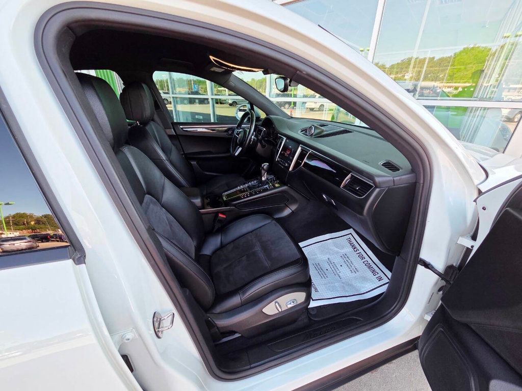 2017 Porsche Macan Base photo 24