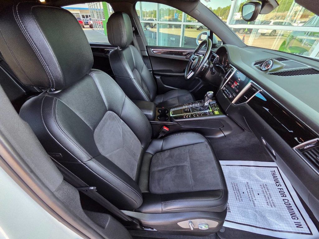 2017 Porsche Macan Base photo 25