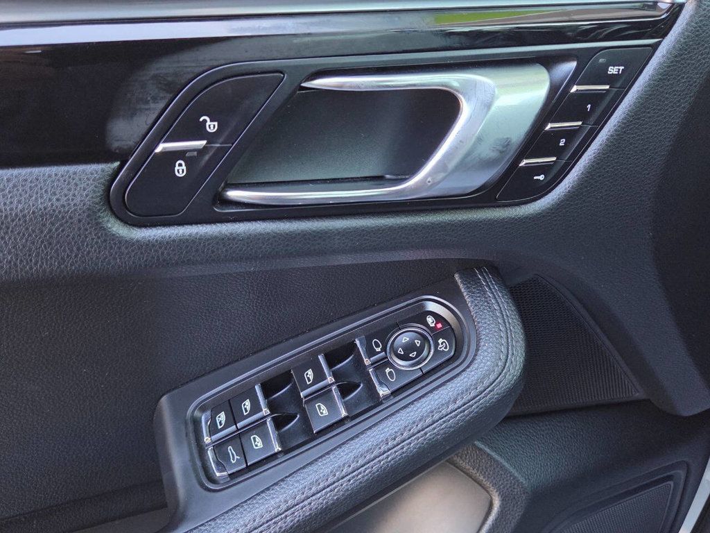 2017 Porsche Macan Base photo 33