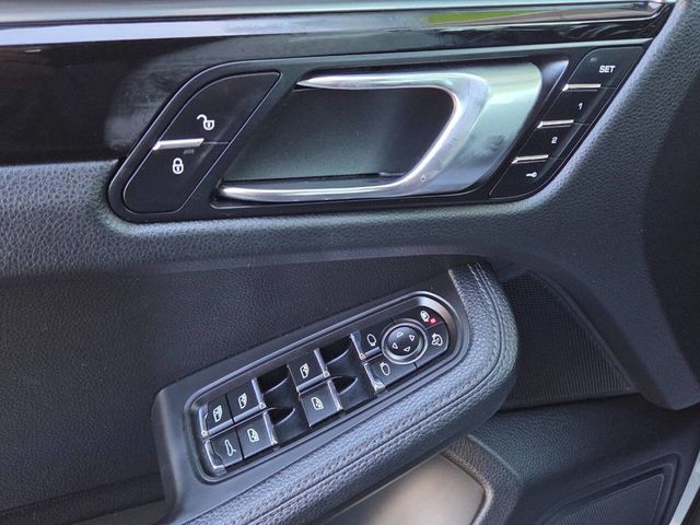 2017 Porsche Macan AWD - 22891541 - 34