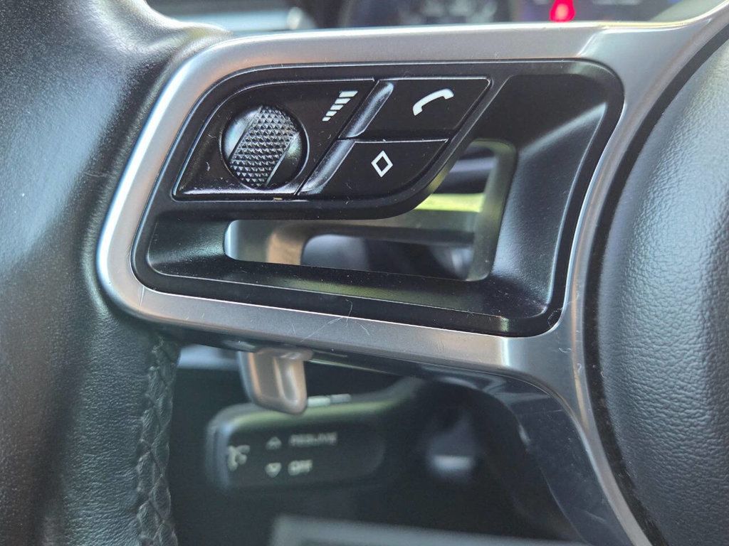2017 Porsche Macan Base photo 34