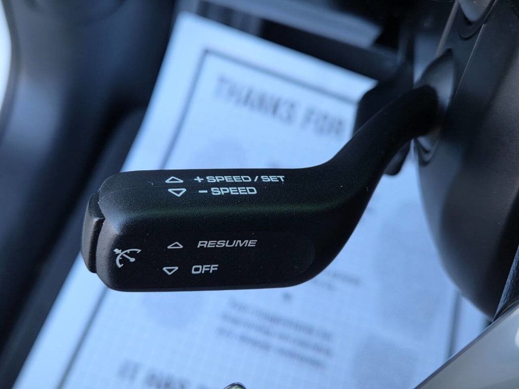 2017 Porsche Macan Base photo 35
