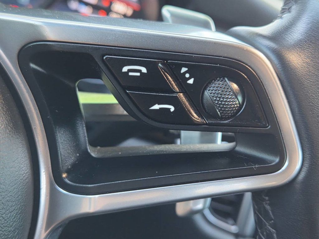 2017 Porsche Macan Base photo 37