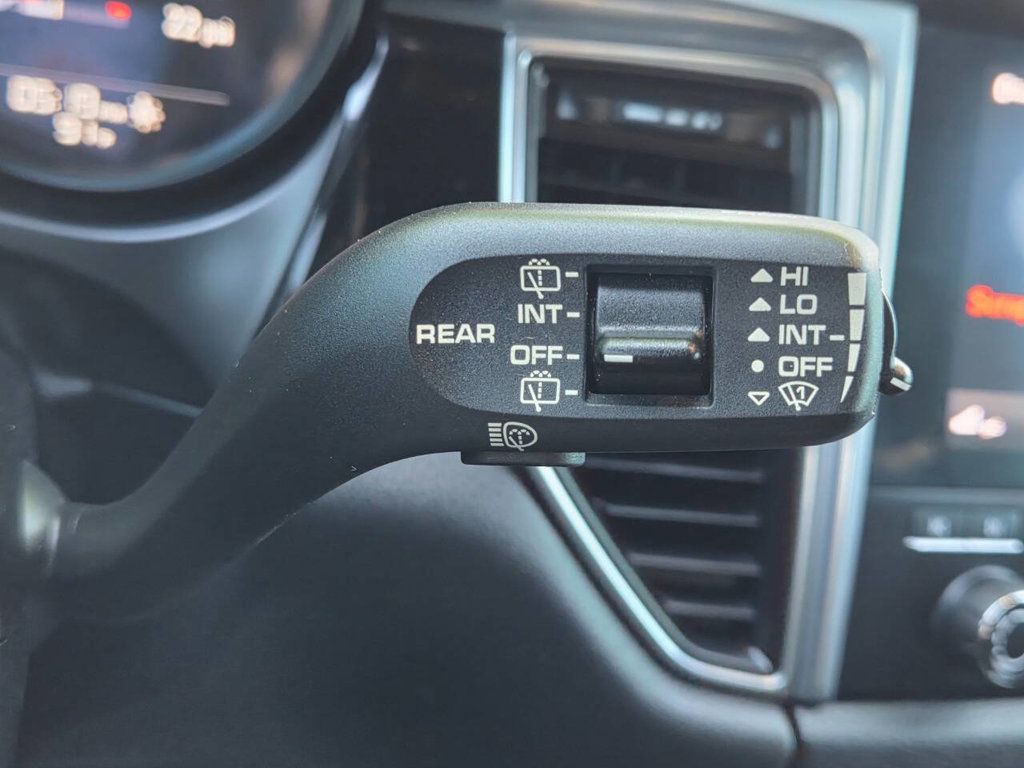 2017 Porsche Macan Base photo 39