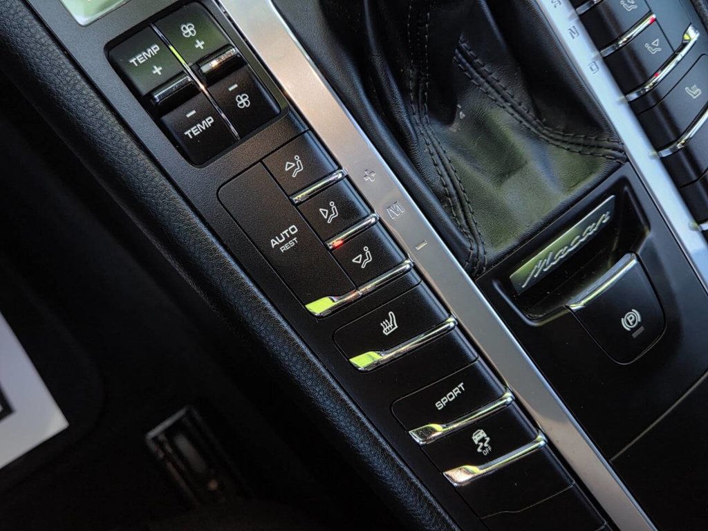 2017 Porsche Macan Base photo 45