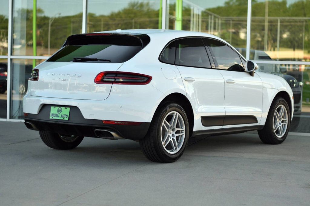 2017 Porsche Macan Base photo 9