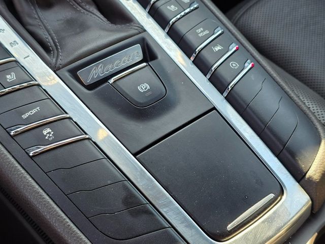 2017 Porsche Macan AWD - 22933716 - 35