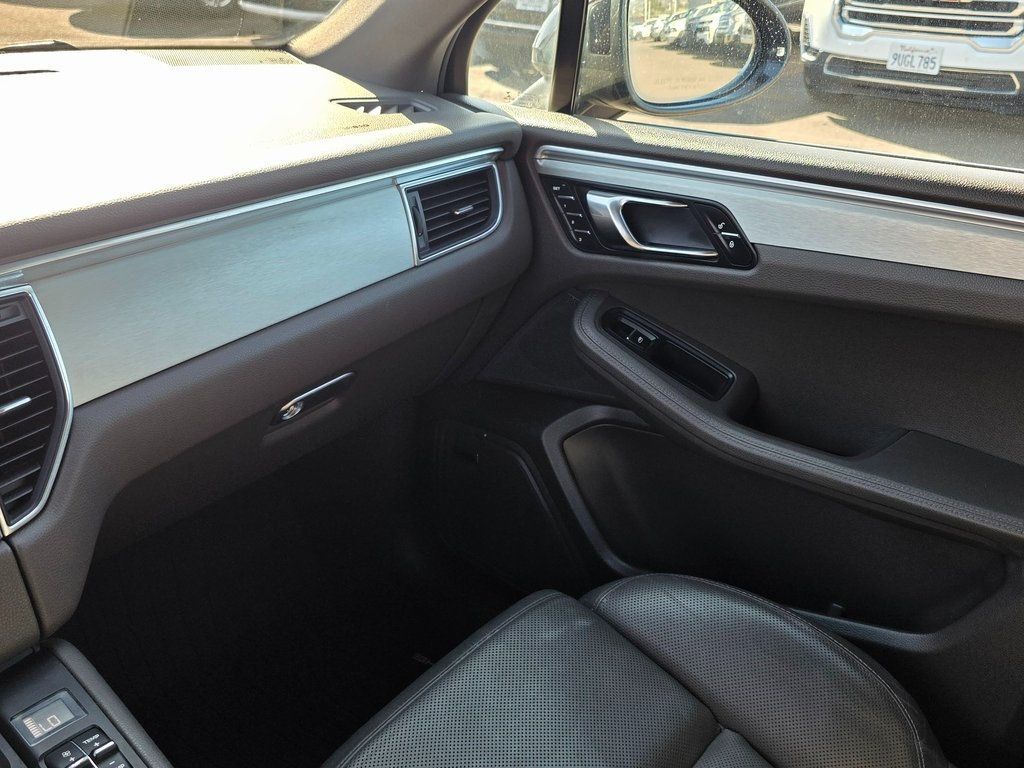 2017 Porsche Macan AWD - 22933716 - 36