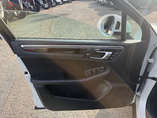 2017 Porsche Macan AWD - 22992905 - 10