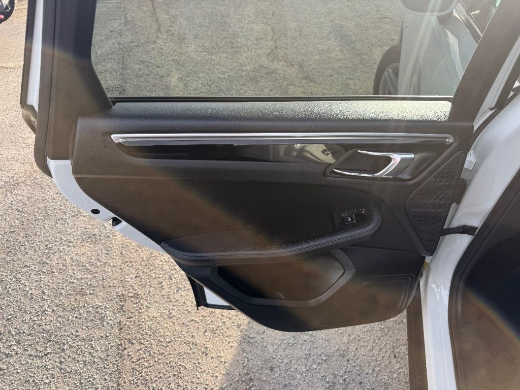 2017 Porsche Macan AWD - 22992905 - 13