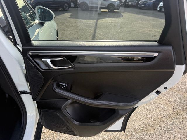 2017 Porsche Macan AWD - 22992905 - 18