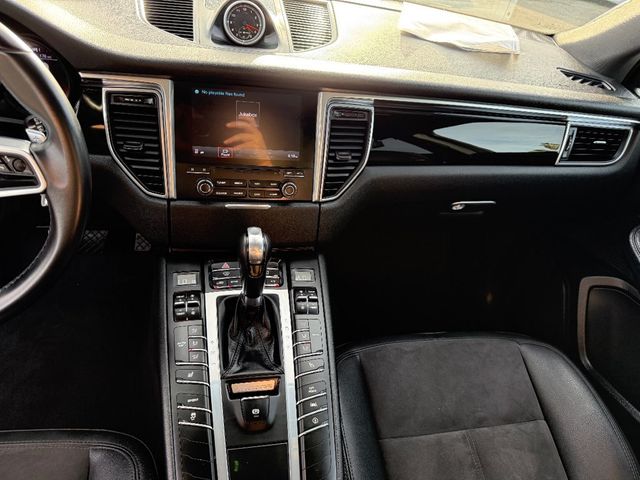 2017 Porsche Macan AWD - 22992905 - 25