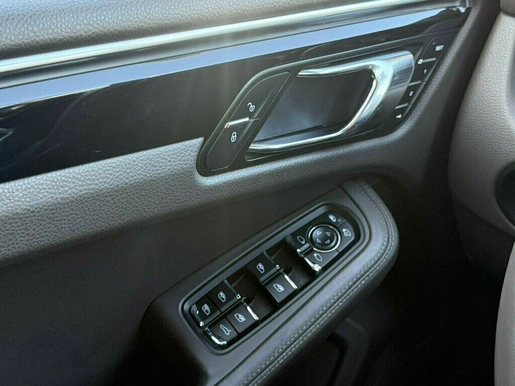 2017 Porsche Macan AWD - 23003968 - 28