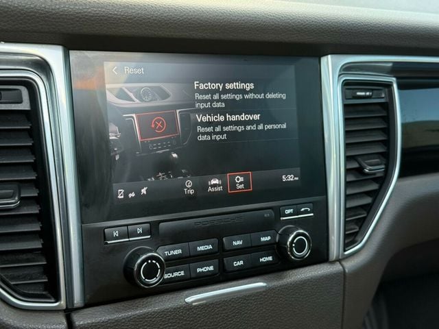 2017 Porsche Macan AWD - 23013135 - 26