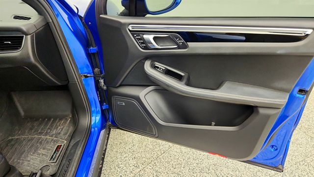 2017 Porsche Macan AWD w/ 20'' Sport Wheels, Premium Pkg, Nav & Panoramic Roof - 23029480 - 26