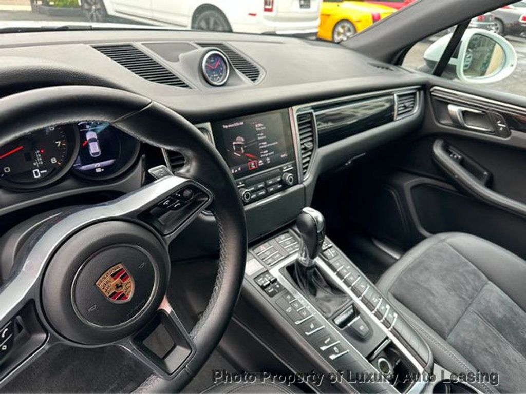 2017 Porsche Macan photo 2