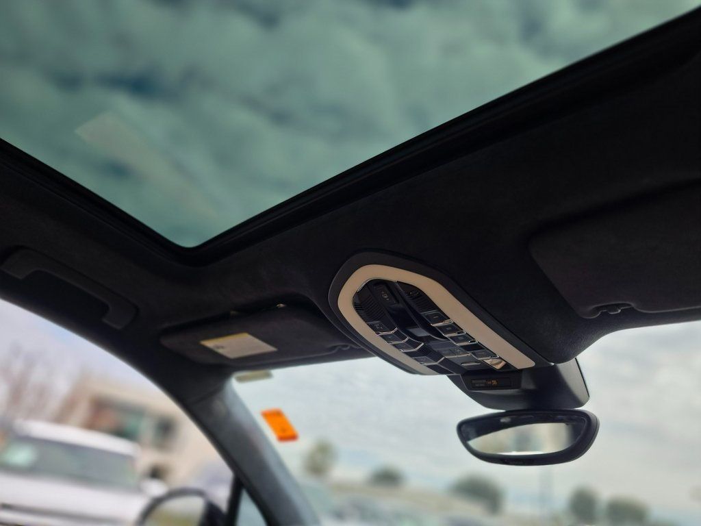 2017 Porsche Macan Turbo - 22975161 - 9