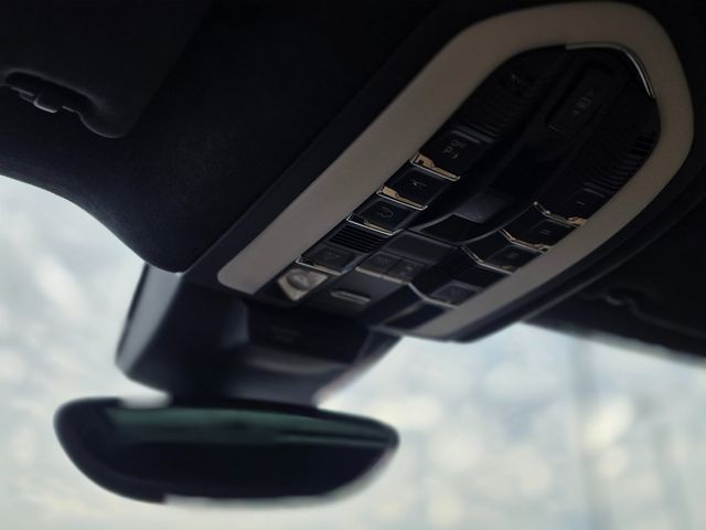 2017 Porsche Macan Turbo - 22975161 - 34