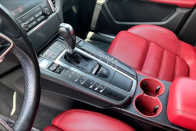2017 Porsche Macan Turbo - 23038410 - 29